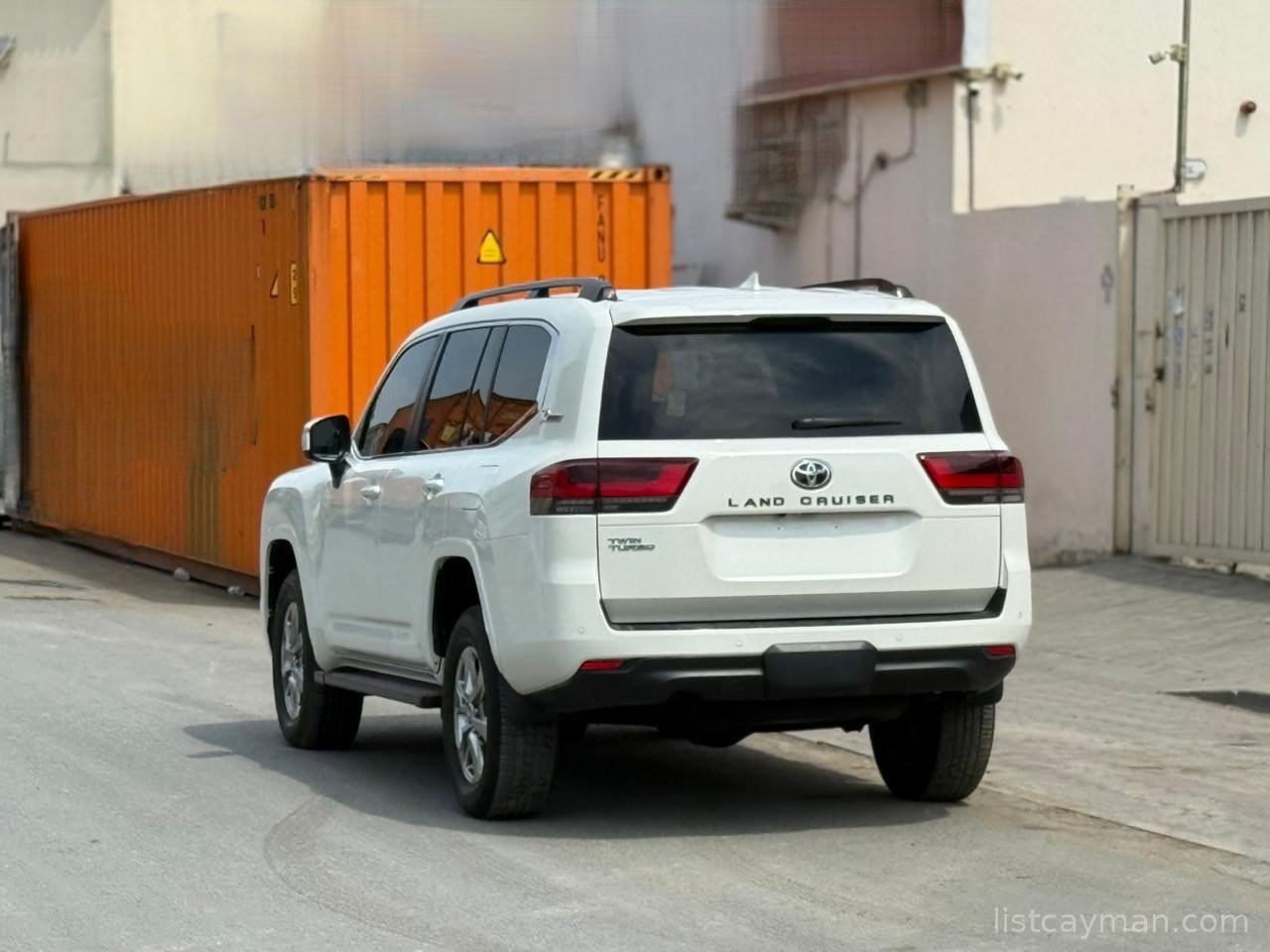 TOYOTA LAND CRUISER 2022 | (RIGHT-HAND-DRIVE | JFT0216)  BODY: SUV  FUEL: Diesel YEAR: 2022 TRANSMISSION: Automatic DRIVE: 4WD ENGINE: 3300CC MILEAGE: 17,307 KM SEATS: 7 DOORS: 5 COLOR: White STEERING: RHD photo 5
